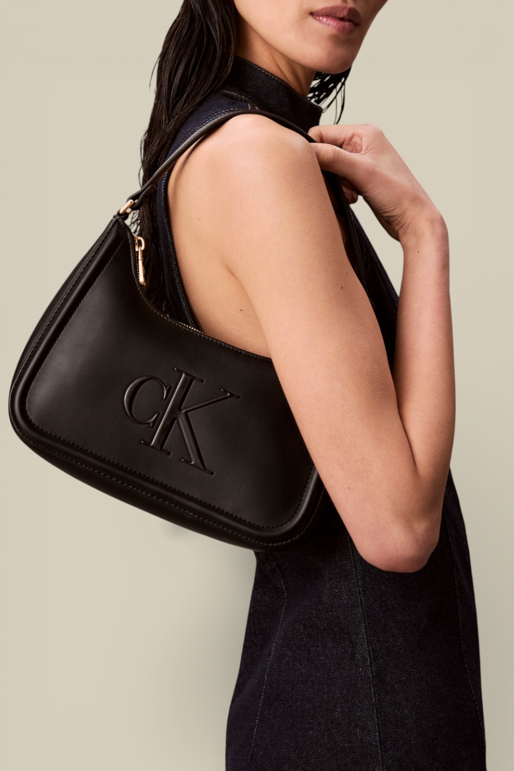 תמונת כל הלוק של תיק כתף